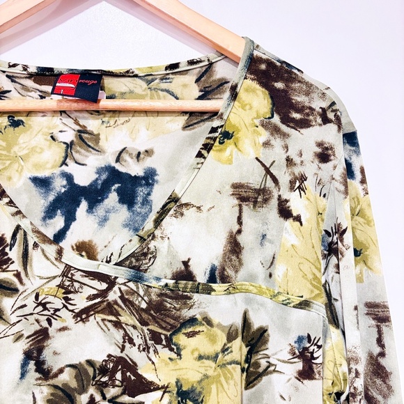 VIN ROUGE – Green Floral Wrap Top with Button Detail | Soft Jersey Knit | XXL * - Picture 4 of 9